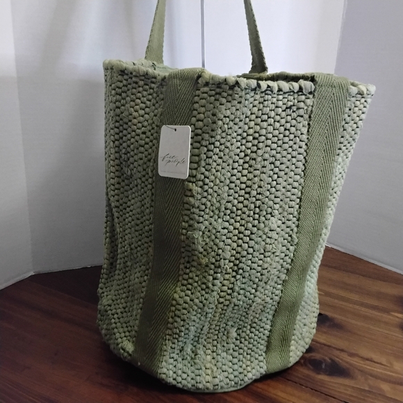 Free People NWT Bucket quilted hobo bag.  Beautiful Green color. - Picture 8 of 9